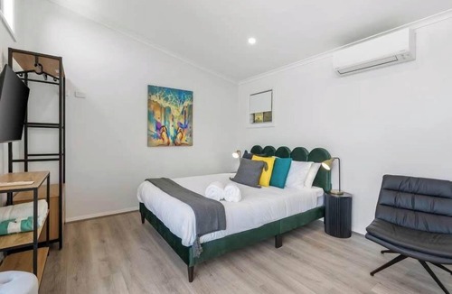 Forresters Beach Apartment | Luxe Beach Studio | Deck, Sleeps 2, Beach Walk
