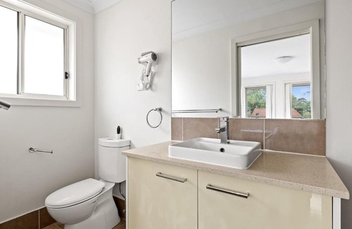 Panania House | Luxe Ensuite Queen Room in Panania - Nearby Station