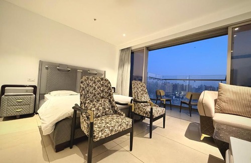Gurugram Apartment | Luxe jacuzzi studio key 2