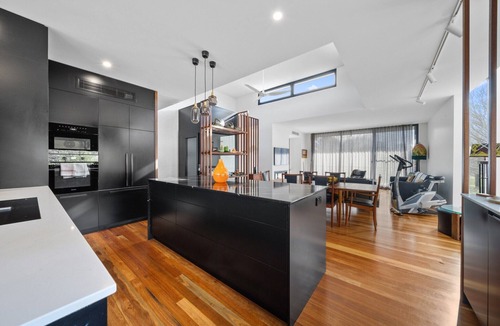 Ainslie Apartment | Luxurious 2-Bed: Pool, Lift, Dining