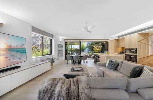 Bellevue Hill Apartment | Luxurious 3BR penthouse apartment with private rooftop terrace