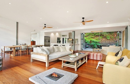 Killcare House | Luxurious bush retreat with amazing bay views, pool and hot tub