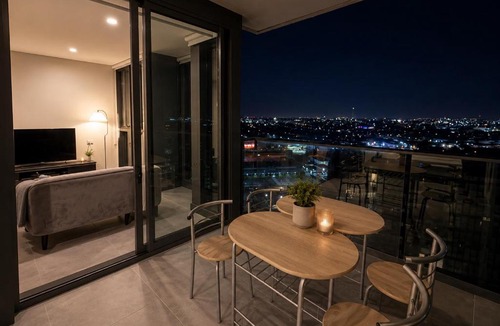 Lidcombe Hotel | Luxurious City Skyline View near Accor Stadium
