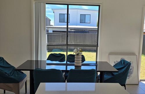 Marsden Park House | Luxurious new 5 bedroom house and Double garage