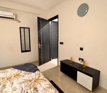 DLF Phase 3 Apartment | Luxury 1BHK Near Cyber City