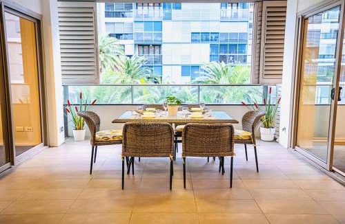 Camperdown Apartment | Luxury 2 BR , Pool Gym Parking Sydney CBD getaway