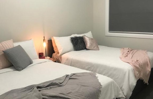 Bathurst Villa | Luxury 2br home with King, 5 star private & close
