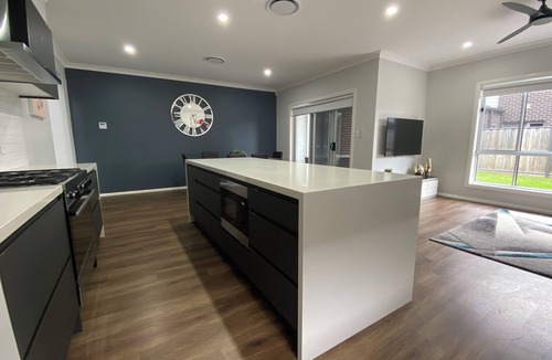 Gledswood Hills House | Luxury 4-bedroom house -Sleeps 10 Guests