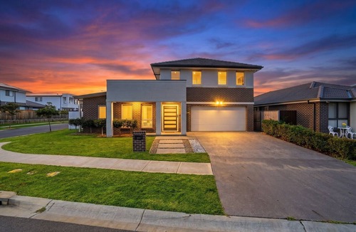 Gledswood Hills House | Luxury 4BR Gledswood Residence | Stylish Escape for Families & Groups