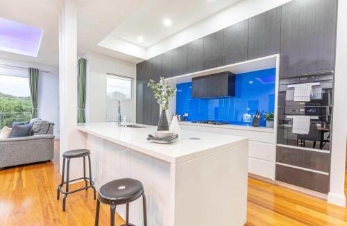 Melrose Park House | Luxury 5BD house w water view in Melrose Park