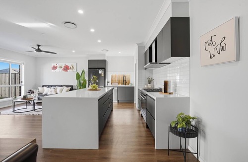 Gledswood Hills House | Luxury 7BR Estate | Sleeps 16 | 2 Kitchens