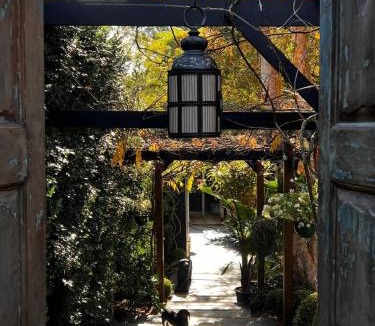 St Ives House | Luxury Garden Cottage Retreat - Romantic & Restful