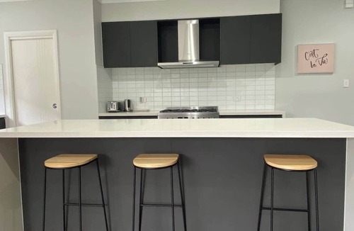 Gledswood Hills House | Luxury Home | Sleeps 16 Guests
