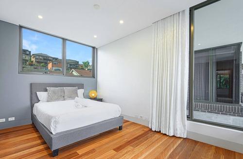 Putney House | ★Luxury Lifestyle ★ Pool ★WaterView ★ Convenient location★