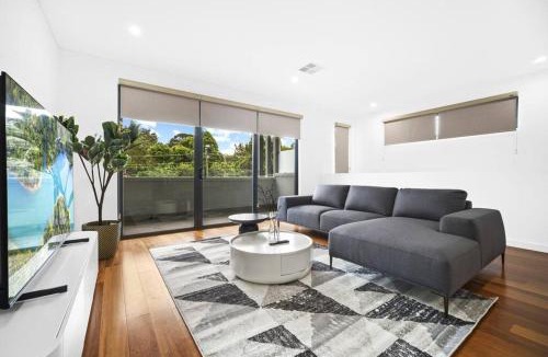 Willoughby House | Luxury Retreat & Spacious 4BR House in Willoughby