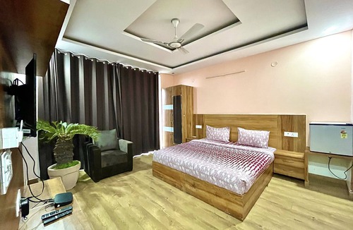 Gurugram Hotel | luxury room attach bath & balcony huda city metro