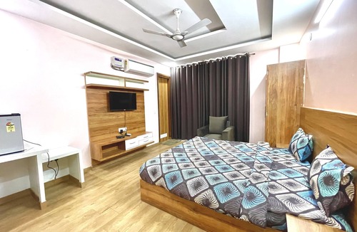 Gurugram Hotel | luxury room attach bath & balcony huda city metro