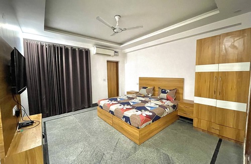 Gurugram Hotel | luxury room attach bath & balcony huda city metro