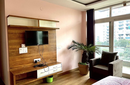 Gurugram Hotel | luxury room attach bath & balcony huda city metro