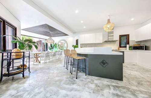 Thirroul House | Luxury Thirroul Home with Pool, Spa & Cinema Room