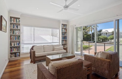 Macmasters Beach House | Luxury Villas Northwind (Walk to the beach)