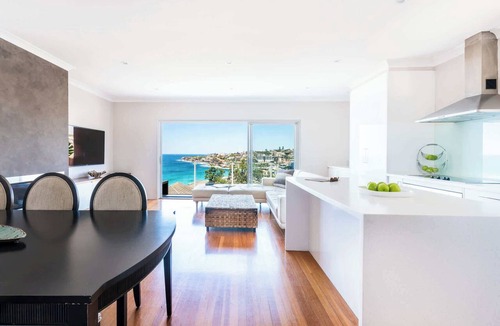 Tamarama Apartment | Magnificent Sweeping Coastal Panorama