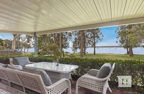 Mannering Park House | Mannering Lake House