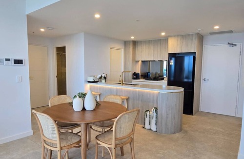 Harris Park Apartment | Marion St Eats | Pool and City View