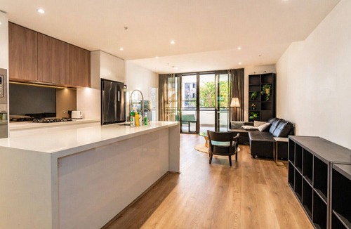 Mascot Apartment | Mascot 2BR/2BA + Parking | Station & Airport