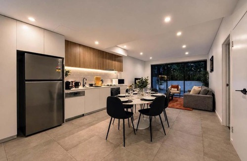 Mascot Apartment | Mascot Haven - 2x Car Spaces - 5mins to Airport - Pets Friendly - 80Mbps - King Bed
