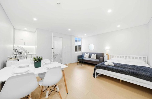 Rushcutters Bay Apartment | MetaWise BnB Light-Filled Studio Room 5