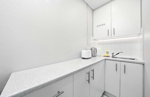 Rushcutters Bay Apartment | MetaWise BnB Light-Filled Studio Room 5