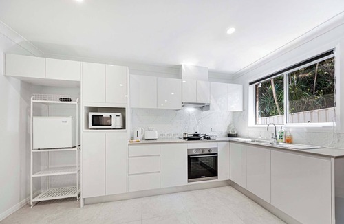 Woodbine House | MetaWise BnB Modern 2BR Self-Contained Guest Suite