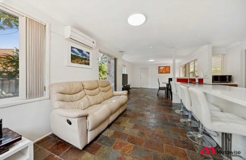 Castle Hill House | MetaWise Cozy Family Room 1 in Shared Home Free Parking