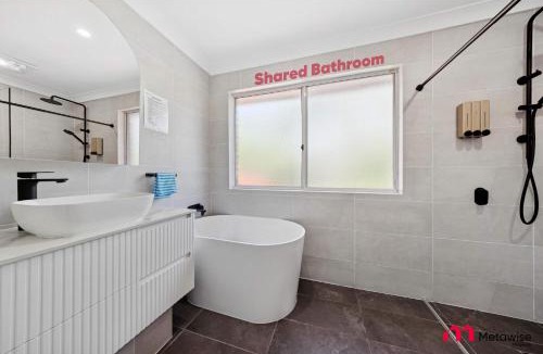 Castle Hill House | MetaWise Cozy Family Room 1 in Shared Home Free Parking