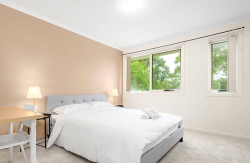 Newington House | MetaWise Newington Chic and Comfortable Queen Bed Share Room