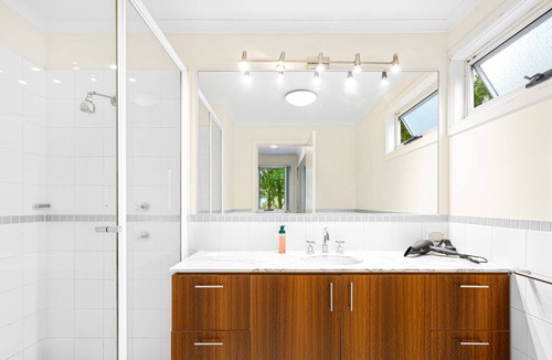 Newington House | MetaWise Newington Chic and Comfortable Queen Bed