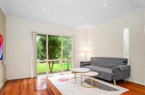Newington House | MetaWise Newington Chic and Comfortable Queen Bed