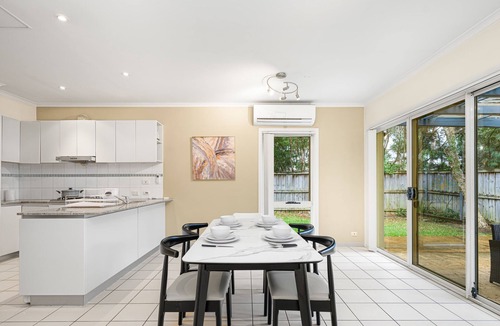 Newington House | MetaWise Newington Chic and Comfortable Queen Bed