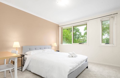Newington House | MetaWise Newington Chic and Comfortable Queen Bed
