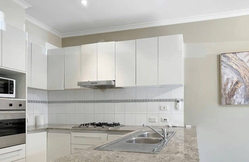 Newington House | MetaWise Newington Chic and Queen Bed W Bathroom