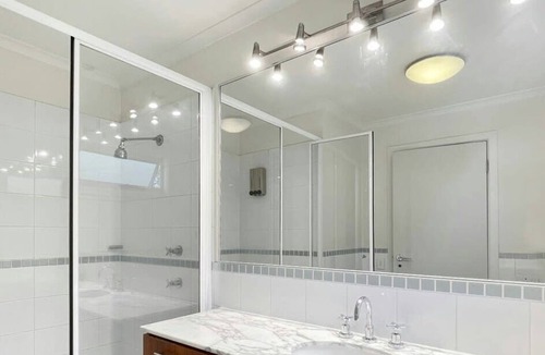 Newington House | MetaWise Newington Chic and Queen Bed W Bathroom