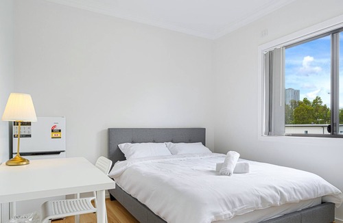 Parramatta Condo | MetaWise Parramatta Cozy Room w Private Bathroom