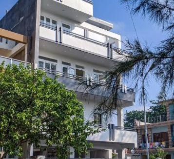 Greater Noida House | Metro Connected Homestay with Parkview
