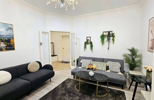 Burwood House | Mins to Mall Convenient 3Beds Classic Charm Home