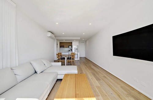 Phillip Apartment | Modern 1-Bed Apartment With Parking
