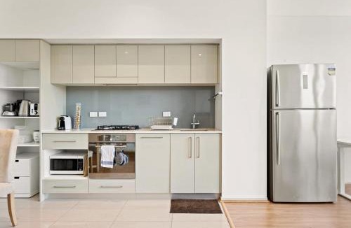Haymarket Apartment | Modern 1-Bed in CBD with Views near Chinatown