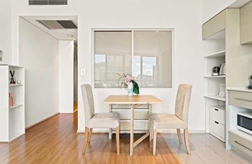 Haymarket Apartment | Modern 1-Bed in CBD with Views near Chinatown
