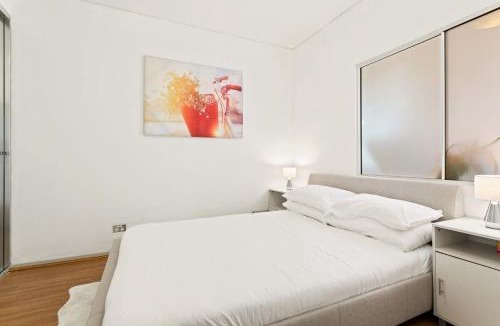 Haymarket Apartment | Modern 1-Bed in CBD with Views near Chinatown