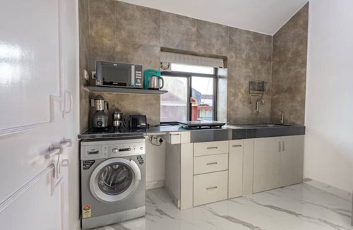 Varca Condo | Modern 1BHK Condo | W/S. Pool | 2m. Walk To Beach